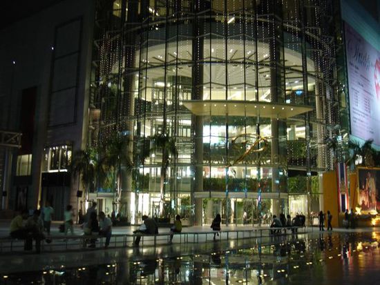 der eingang der siam paragon shopping mal...die grösste asiens