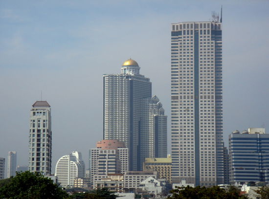 die goldkuppel ist die sirocco-bar, die höchste bar in bangkok