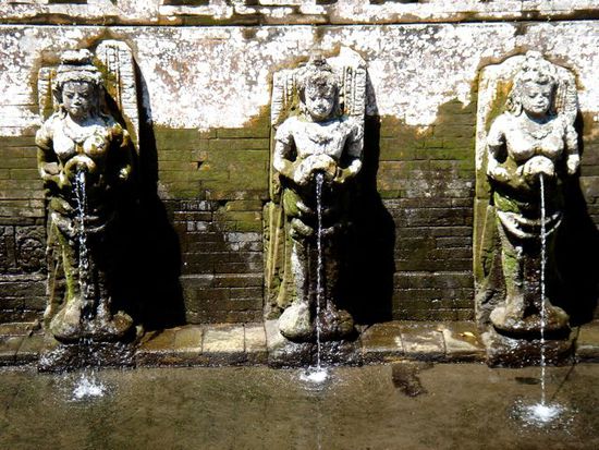 statuen im elephantentempel vor ubud