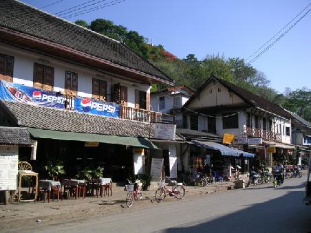 die hauptstrasse von luangprabang
