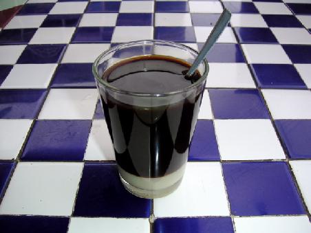 ein typischer local cafe...mit kondesmilch.
