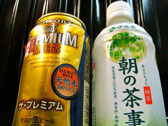 unsere erste getränke aus der rollenden bedienung im narita express