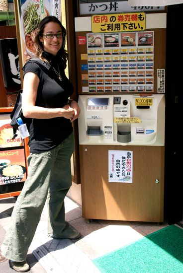 die erste begegnung mit einem ticketautomaten für das mittagessen