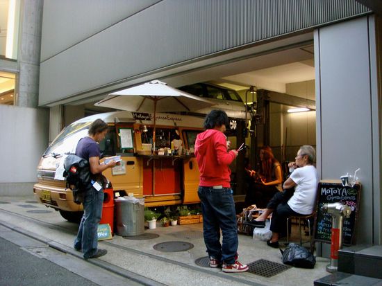 cafébus an einer ecke in harashuku