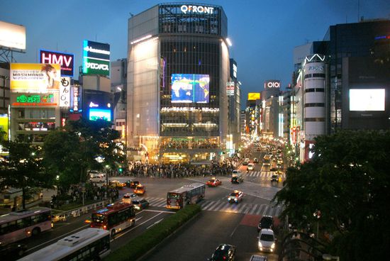 die berühmteste kreuzung ganz japans (nicht zuletzt auch wegen dem film "lost in translation") bei rot (für fussgänger)...