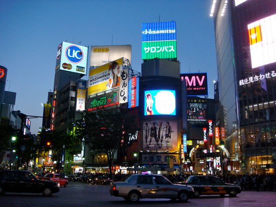 farbig, grell, laut und schnell. kurz: shibuya