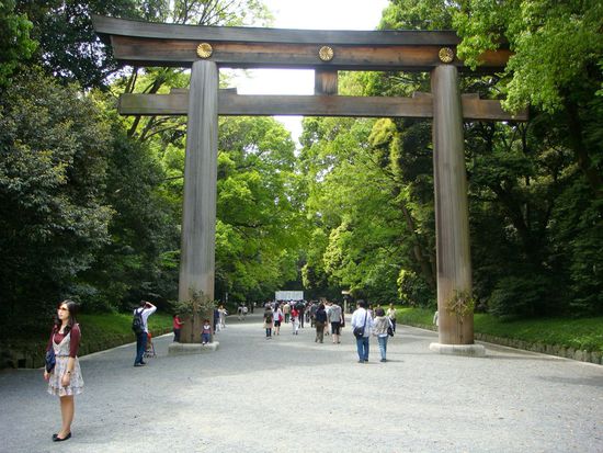 das grösste tori gate japans steht ebenfalls im yojogipark