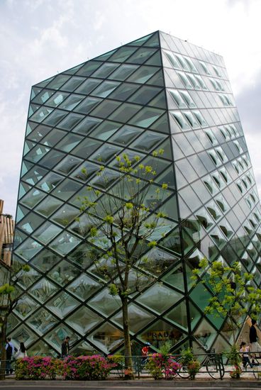 das prada gebäude der basler stararchitekten