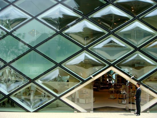 der eingang mit "türsteher"