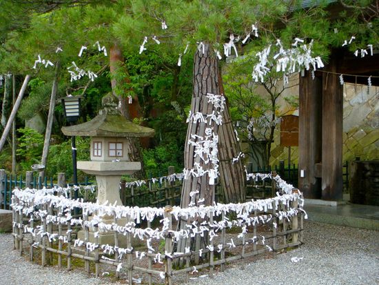 auf den zettel sind die wünsche der menschen aufgeschrieben