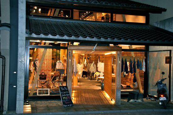 die strassen sind links und rechts mit kleinen boutiken gesäumt