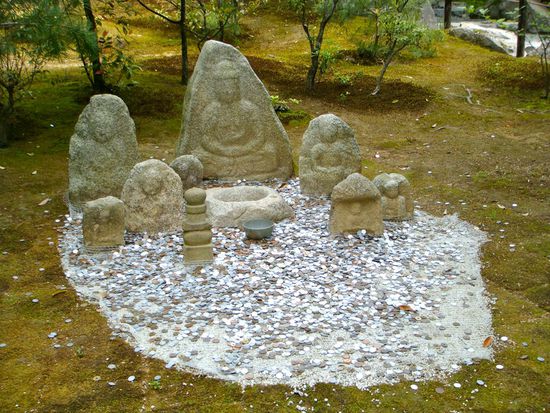 wer trifft mit seinen münzen die schale?