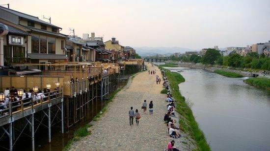 das flussufer mit seinen openair restaurants in downtown kyoto