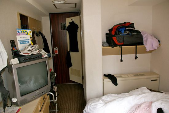 ...tja, viel platz ist da nicht mehr rund ums bett