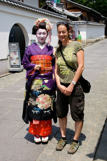 juhuiiii, eine geisha (links) 