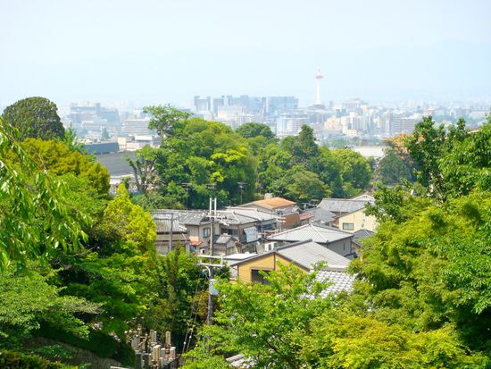 im hintergrund der kyoto tower beim bahnhof