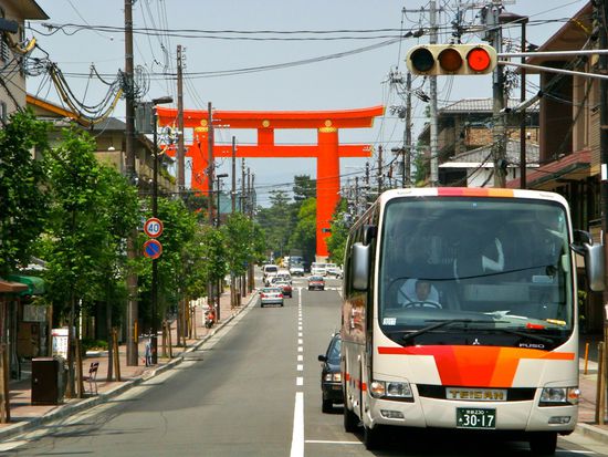 irgendwie passte der bus so richtig zum roten tori gate