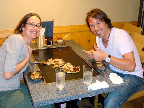 wir probieren die variante der japanischen pizza, eine okonomiyaki