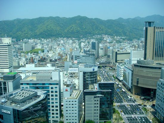 kobe mit sicht in richtung berge