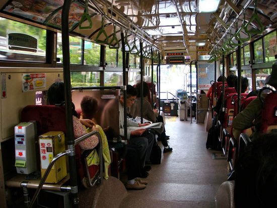 ein bus in kyoto von innen