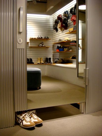 in den umziehkabinen immer schön die schuhe unter die türe stellen sonst gibts entrüstete blicke vom personal