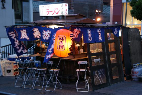 abends werden überall solche foodstände aufgestellt