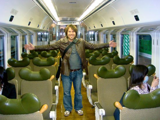 der zug nach beppu mit den drehbaren sitzen