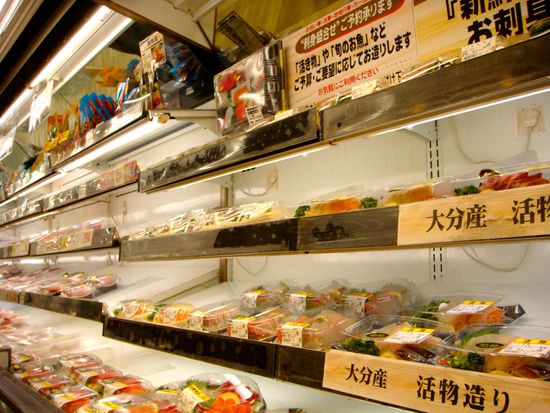 supermarkt mit den sushi takeaway boxen