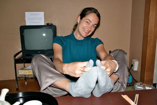 iris ist ganz stolz auf ihre neuen japanischen socken (die grossen zehen sind separiert vom rest der socke)