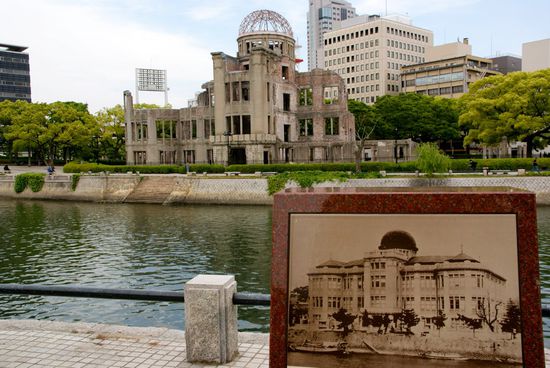 der a-bomb dom (rechts das bild wie er vor der atombombe ausgesehen hat)