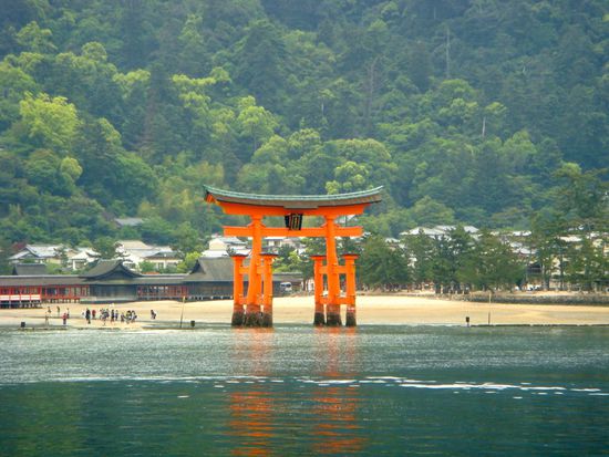 das einzige tori gate japans, das im wasser steht