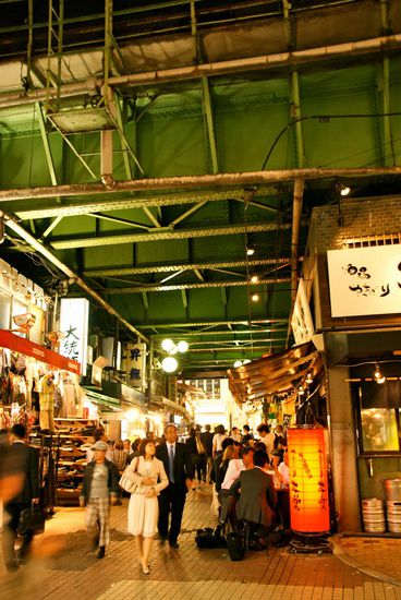 shopping strassen unter und neben den bahnlinien