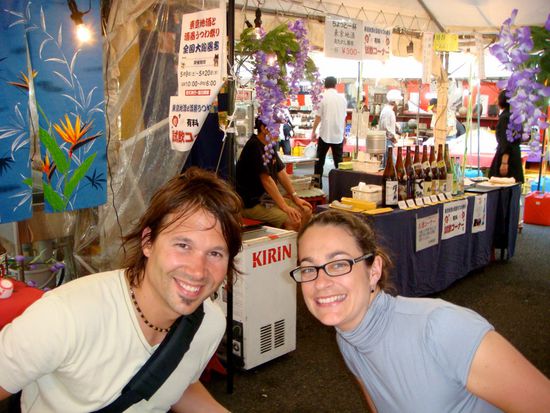 sake degustation im ueno park (sake flaschen stehen in der mitte des bildes rechts)