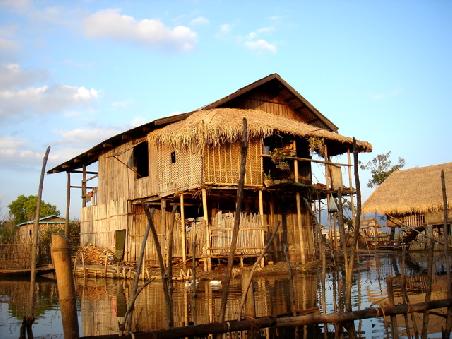 pfahlhäuser bei den kanälen zum inle see