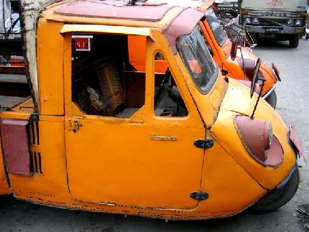 ein uralt dreirad taxi