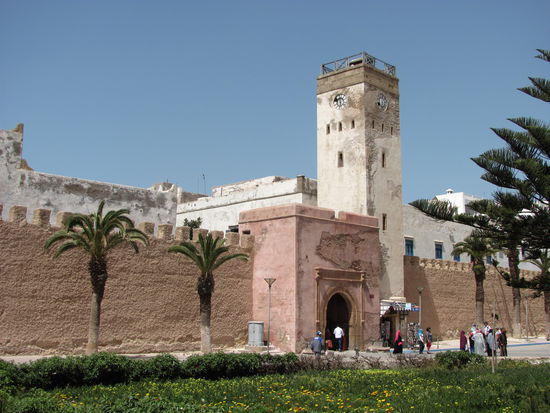 Glockenturm am Eingang der Medina von Essaouira ...