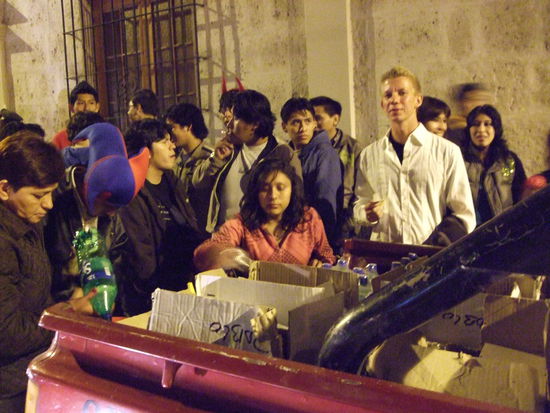 Pisco und Sprite wurden vor Ort zusammengemixt und in grossen Flaschen verkauft...