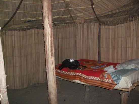 Wir hatten mit Sven mal wieder Sonderschlafplaetze. Der Guide meinte auf der einen Seite wuerde es reinregnen. Aber sonst waere die Huette dicht... es hat zum Glueck nicht geregnet.