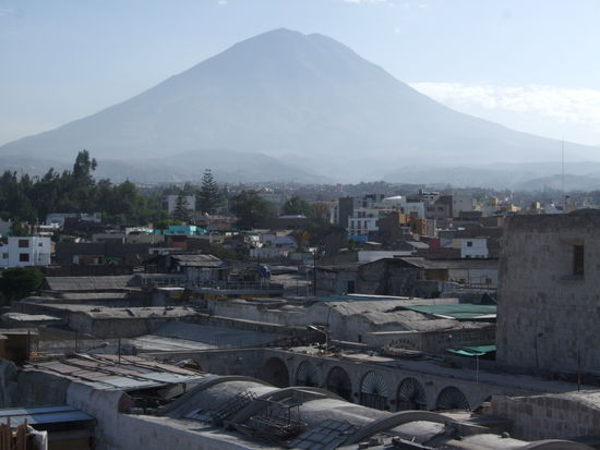 Vom Hostel-Zimmer der Blick auf den El Misti.