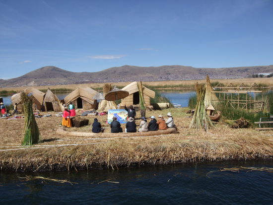 Touristen auf einer der schwimmenden Inseln.
