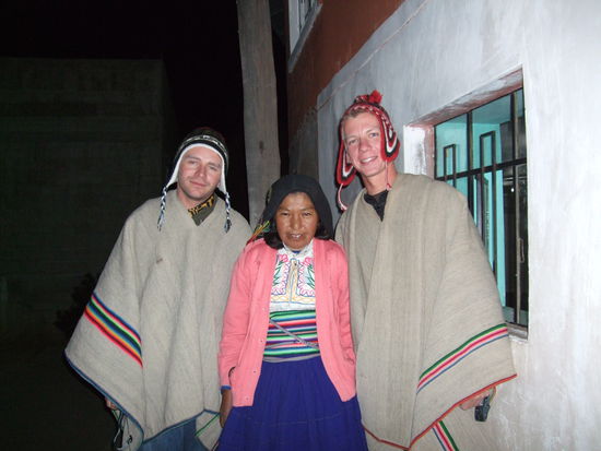 Vor dem Folkloreabend in der Dorfkneipe.