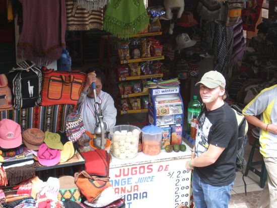 Einer der vielen Touristaende. Habe auch schon viel zu viel Kram gekauft.