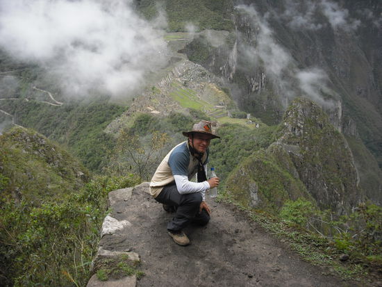 Oben auf dem Waynapicchu mit Blick auf MP. Keine Absicherung und echt steiler Auf- und Abstieg.