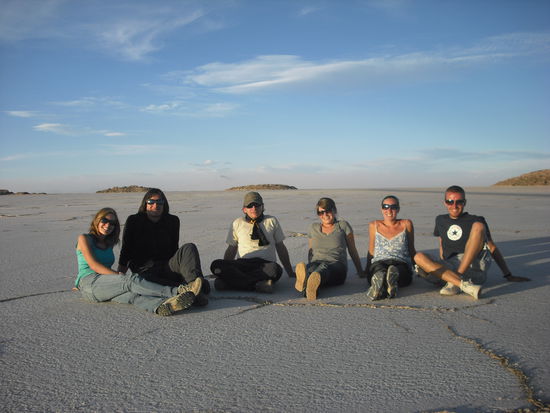 Die Gruppe aus dem Jeep am Abend beim Sonnenuntergang in der Salzwueste.