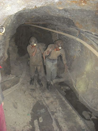 2 Mann vorn, 2 Mann hinten fuer die Wagen in der Mine.
