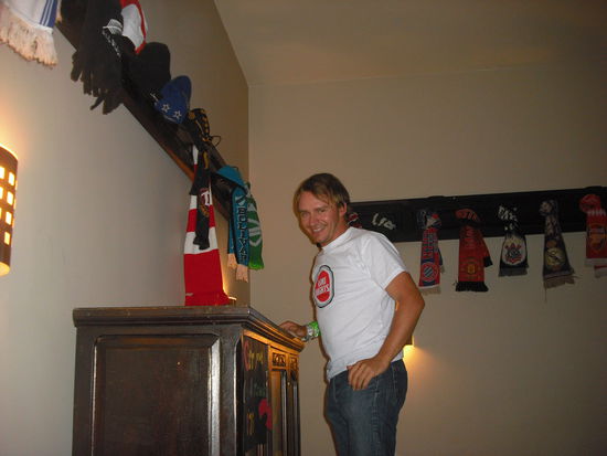 Der Dynamo-Schal bleibt im Milhouse Hostel... Av. de Mayo 1245. Bis zum naechsten Mal in Buenos Aires!!!