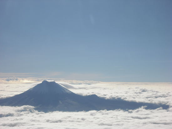 Muesste der Cotopaxi aus dem Flugzeug heraus sein...