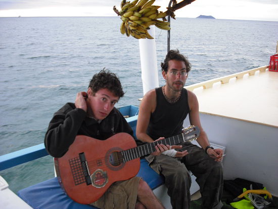 Die 2 Gitarristen und Saenger an Bord. War echt klasse.