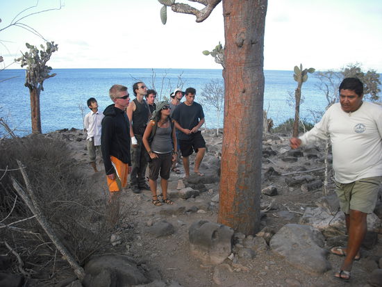 Unsere Gruppe und der Guide beim Landgang.