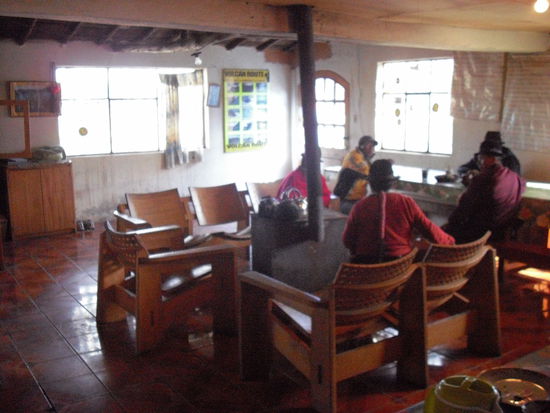 Das Bild ist zwar am Morgen aufgenomen, aber Abends konnte man gut bei den Einheimischen am Ofen im "Wohnzimmer" sitzen.